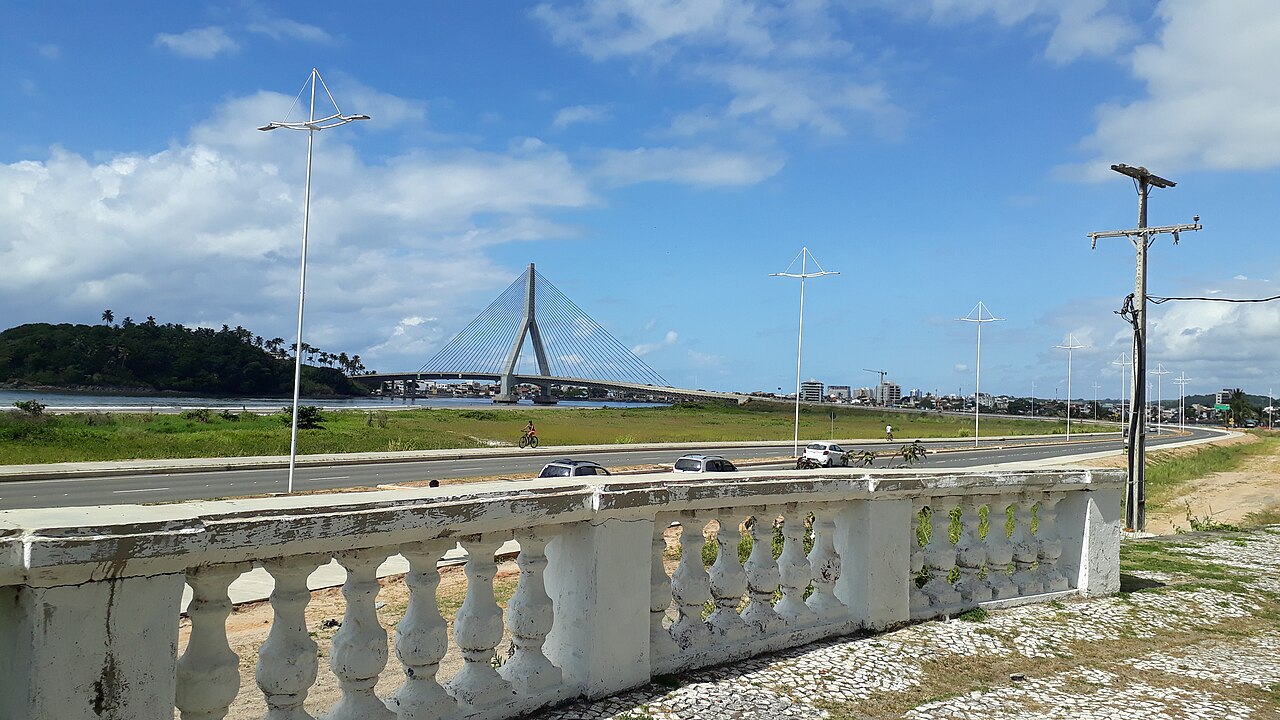 Ponte Jorge Amado e paisagem urbana de Ilhéus, contexto de guia respondendo perguntas de turistas estrangeiros em inglês